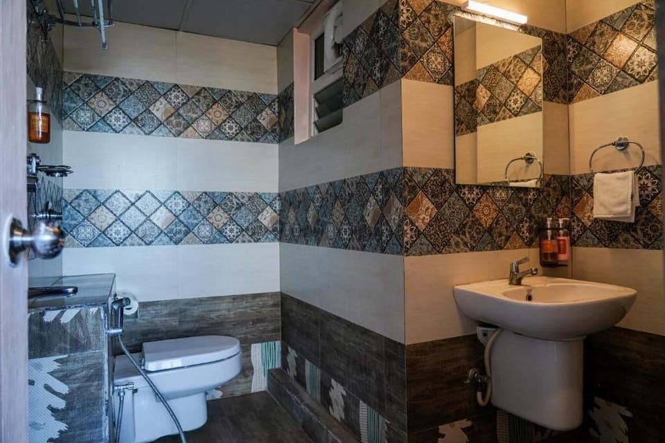 Standard Double Room | Bathroom | Free toiletries, soap, shampoo, toilet paper