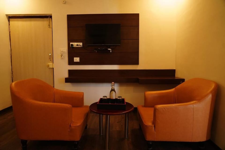 Deluxe Double Room, Balcony, City View | Interior