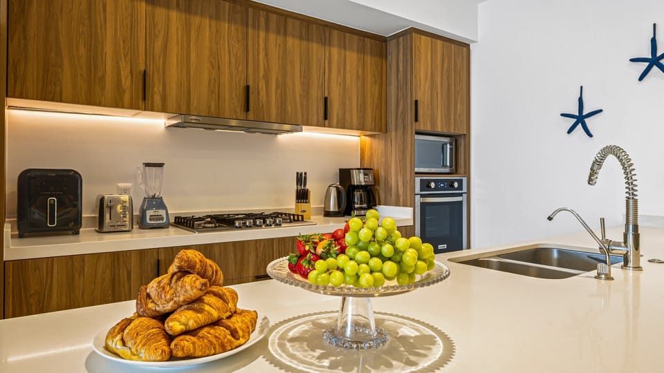 Comfort Apartment, 2 Bedrooms, Balcony, Beach View | Private kitchen | Electric kettle, toaster