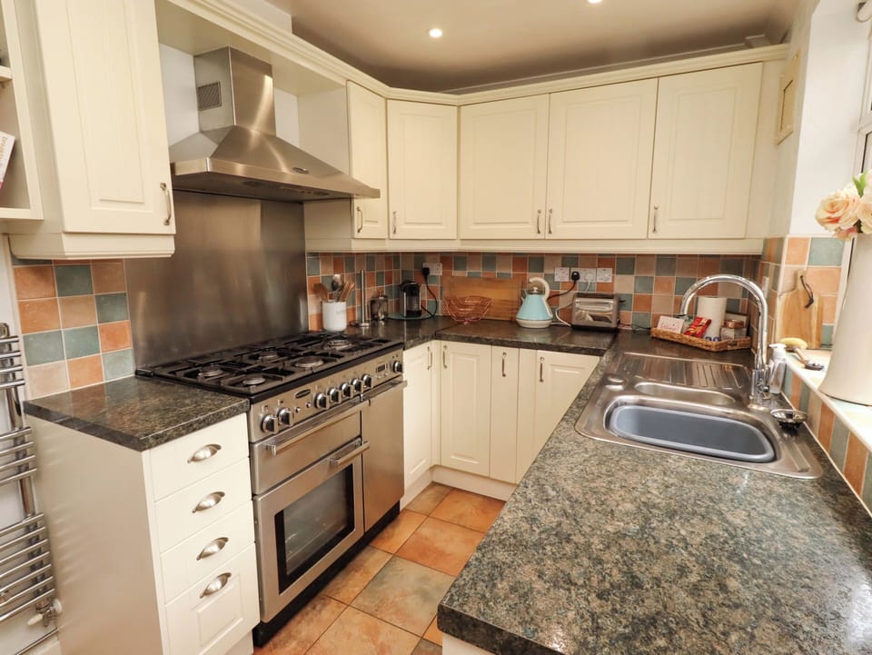 Cottage | Private kitchen | Dishwasher, cookware/dishes/utensils