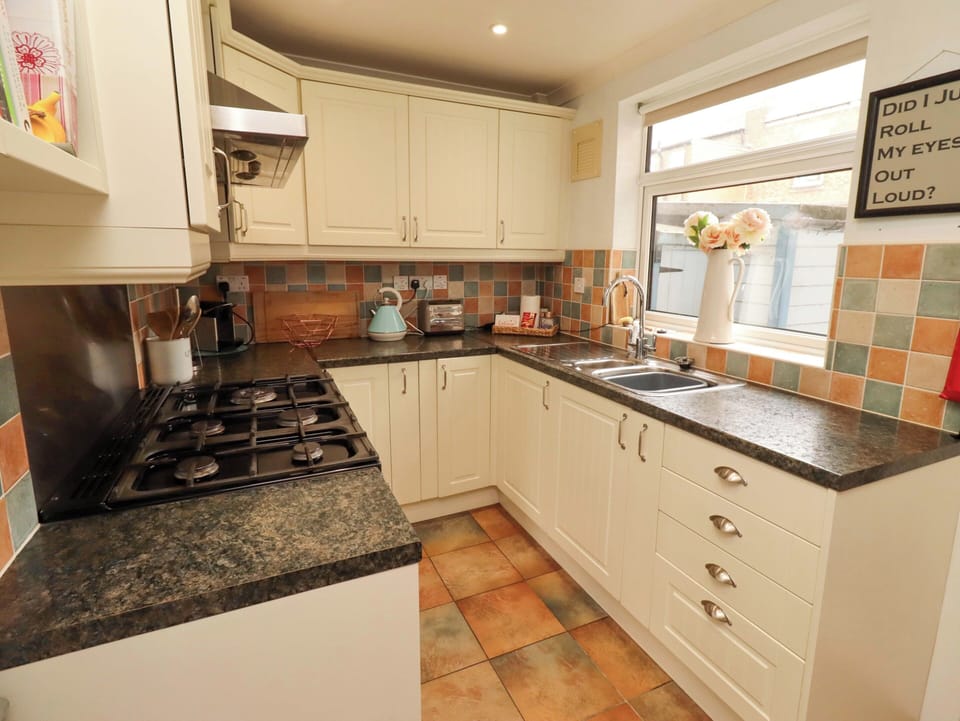 Cottage | Private kitchen | Dishwasher, cookware/dishes/utensils