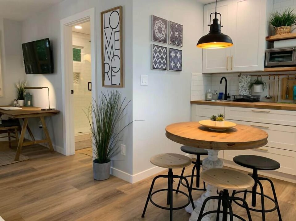 Studio, 2 Queen Beds, Non Smoking, Private Bathroom (No Hot Tub Access) | Living area | Computer monitors