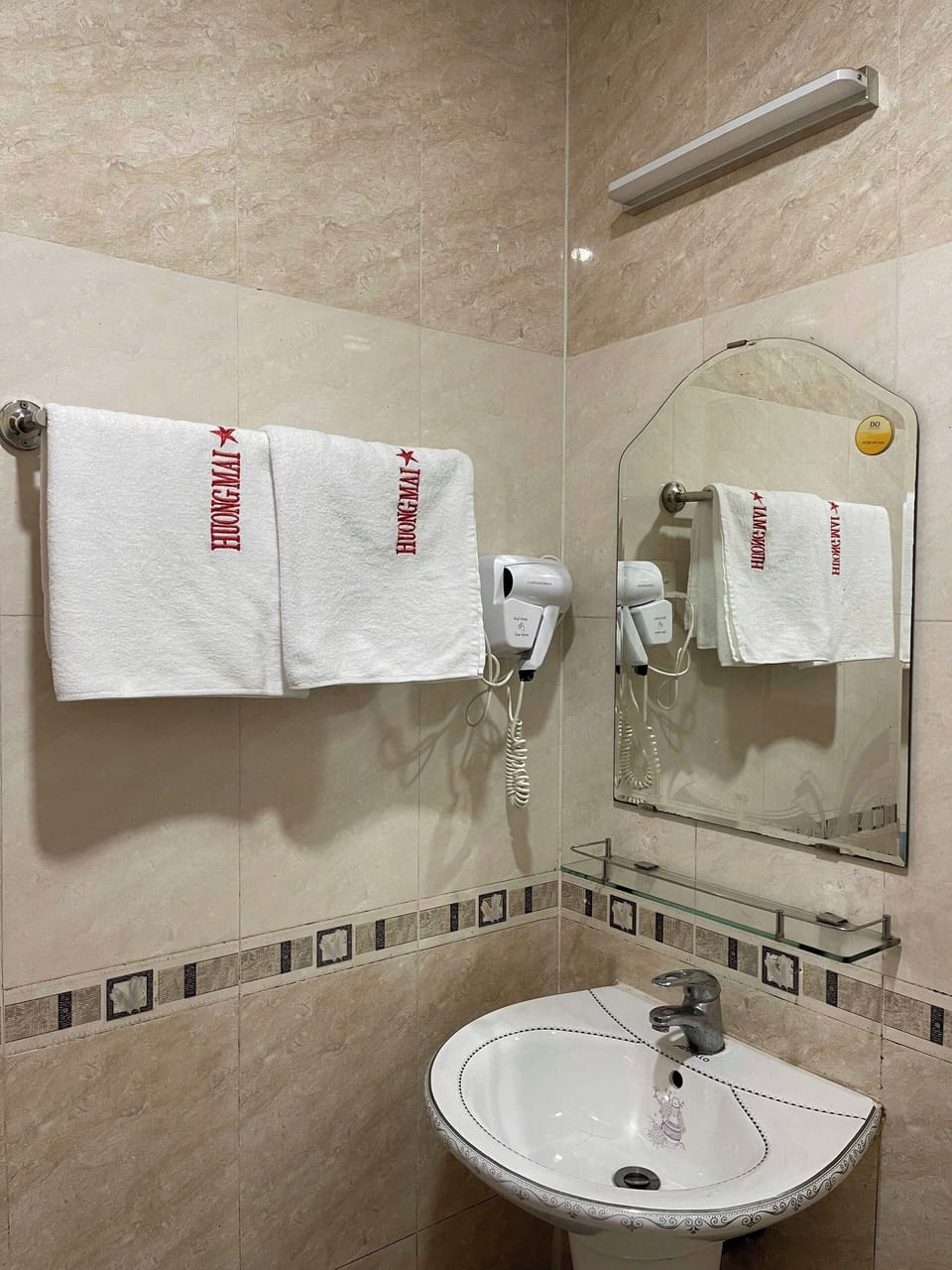 Deluxe Double Room, 1 Queen Bed | Bathroom | Shower, free toiletries, hair dryer, slippers