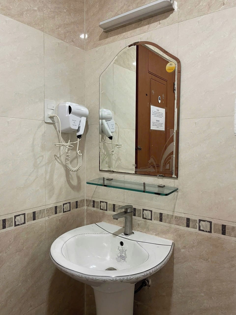 Deluxe Twin Room | Bathroom | Shower, free toiletries, hair dryer, slippers