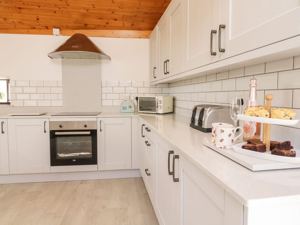 Fridge, microwave, dishwasher, cookware/dishes/utensils