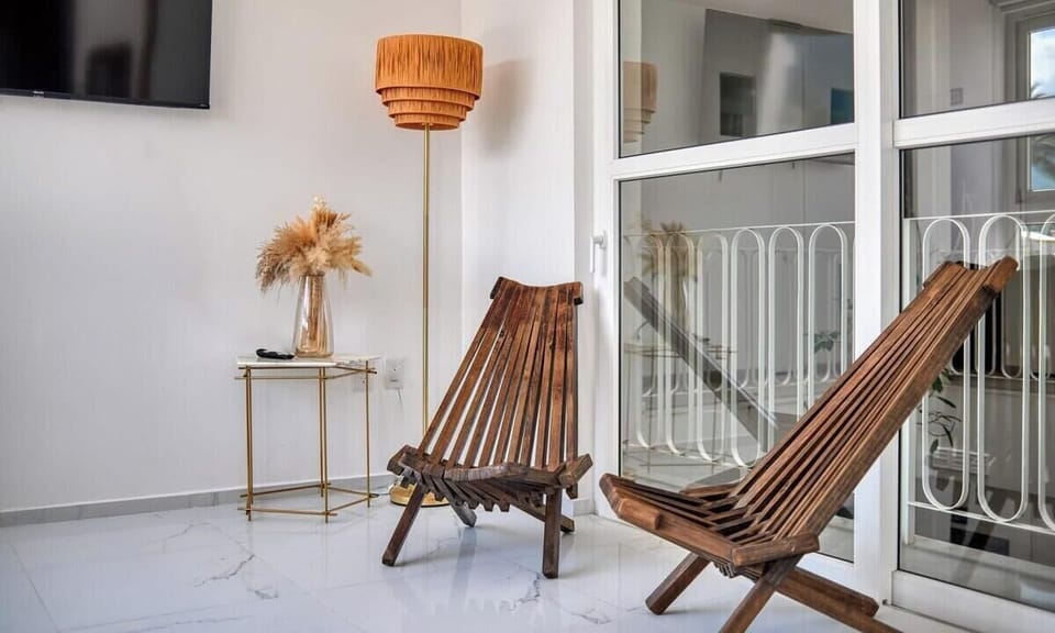Open space combining comfort, light, and ocean views.