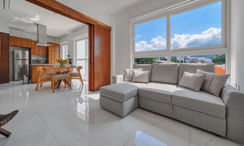 Open space combining comfort, light, and ocean views.