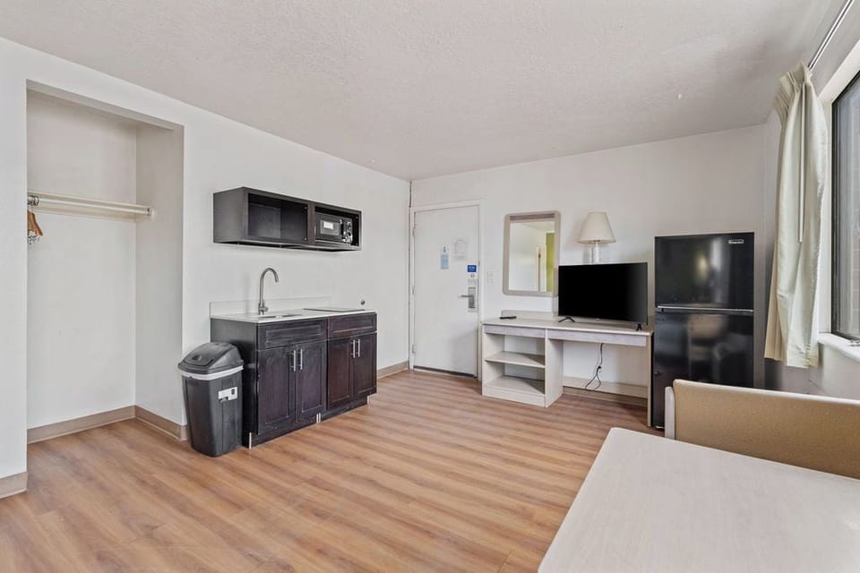 Studio, 1 King Bed, Non Smoking, Kitchenette | WiFi (free)