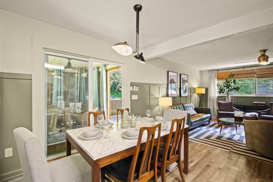 Fully stocked kitchen with seating for 6