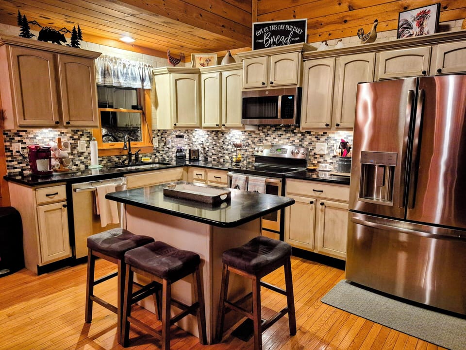 Fully stocked kitchen: Keurig, crock pot, blender, toaster oven, spices & more 