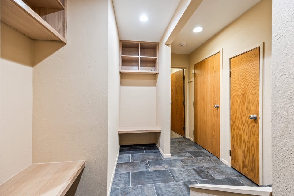 Convenient entry area with built-in shelving and seating—perfect for organizing boots, jackets, and outdoor gear after a day on the mountain.