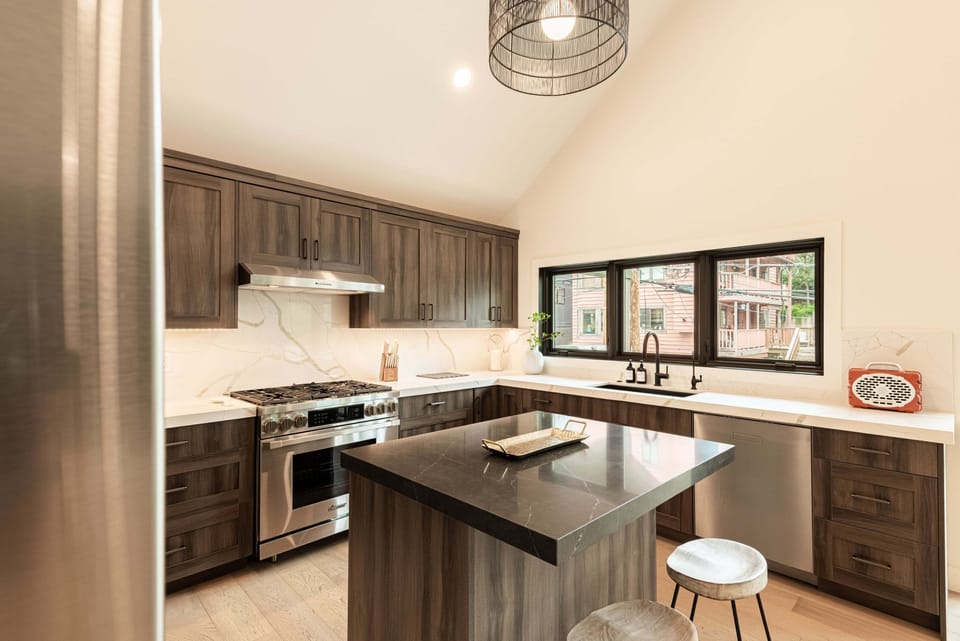 Fully Equipped Kitchen with Stainless Steel Appliances, Gas Range