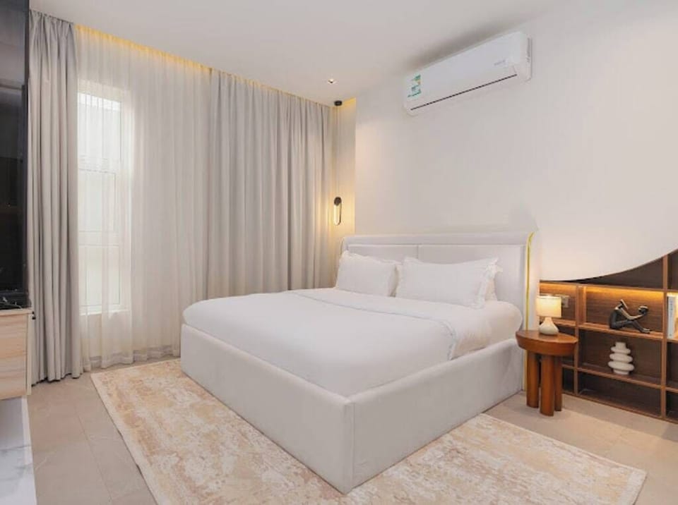 Iron/ironing board, bed sheets