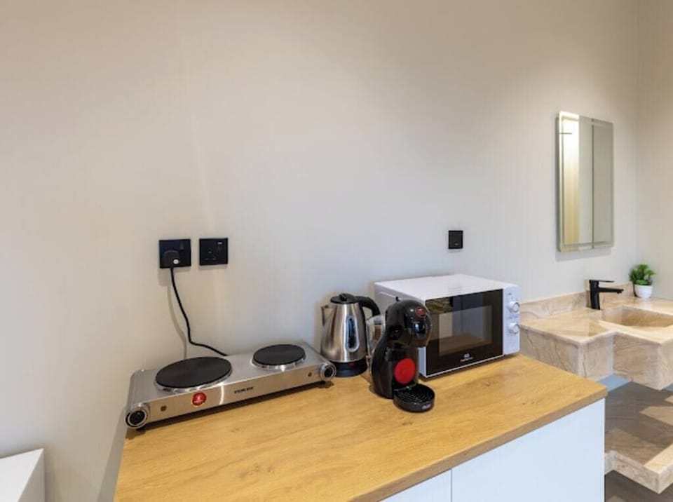 Apartment (1 Bedroom) | Private kitchenette | Microwave