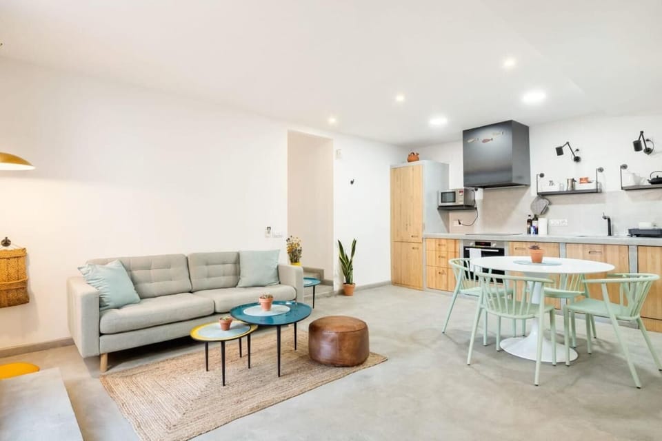 Apartment (3 Bedrooms) | Living room | 35-inch TV with digital channels