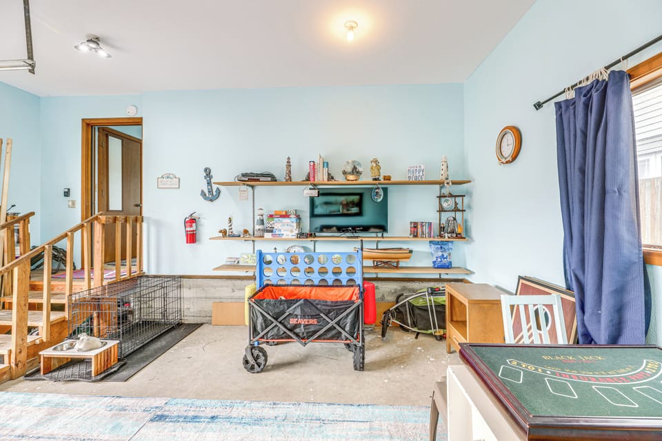 Walk to Beach: Dog-friendly Home in Lincoln City Cottage in Devils Lake