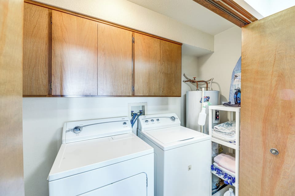 Walk to Beach: Dog-friendly Home in Lincoln City Cottage in Devils Lake
