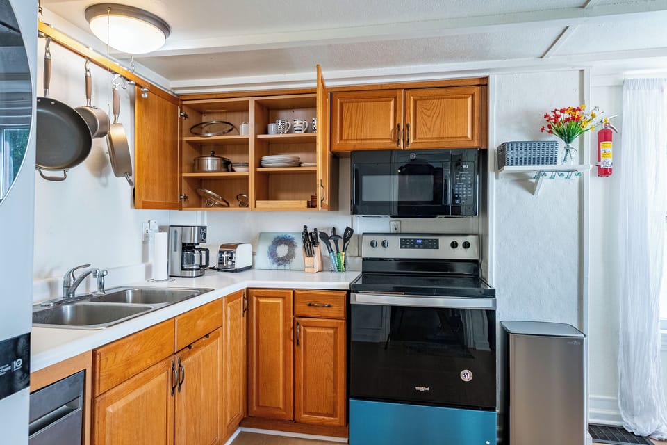Kitchen with Microwave, stove and oven