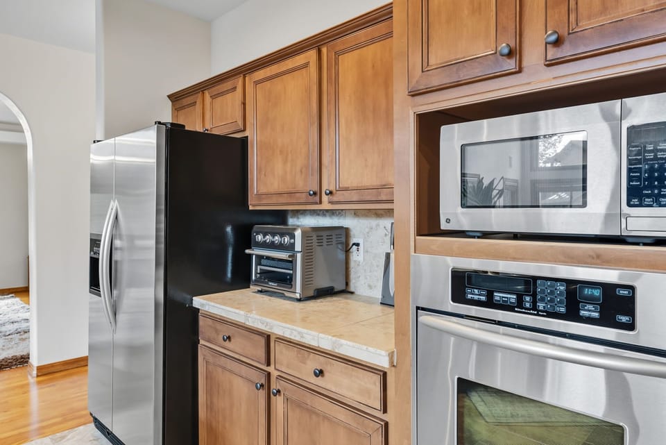 Kitchen: Wine cooler, rip coffee maker, toaster, blender, kettle, cooking utensils, tableware