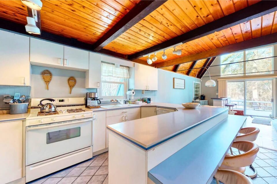 Cook beautiful meals for the family in this fully stocked kitchen! 