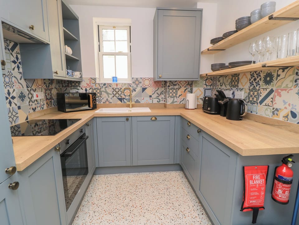 Dishwasher, cookware/dishes/utensils