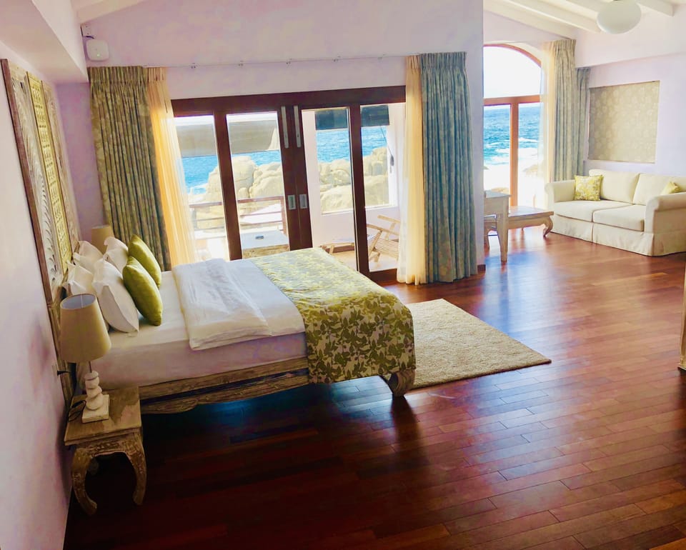 Deluxe Room | Minibar, in-room safe, desk, free cribs/infant beds