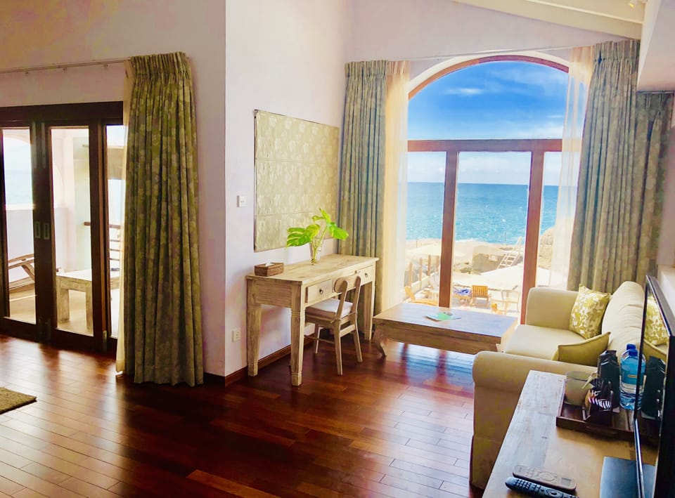 Deluxe Room | Minibar, in-room safe, desk, free cribs/infant beds