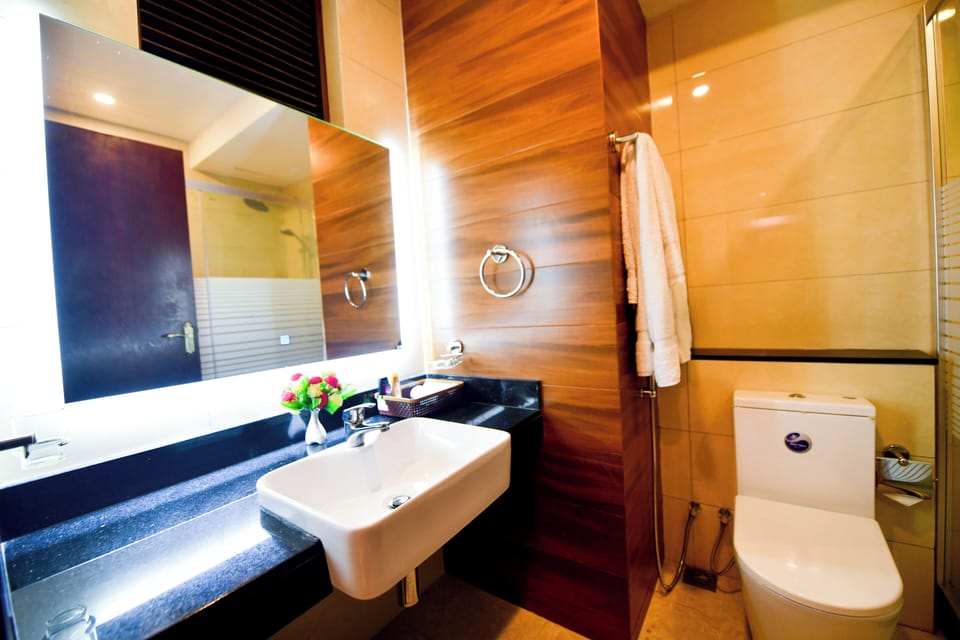 Deluxe Double Room | Bathroom | Slippers