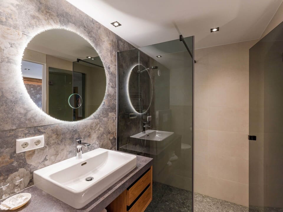 Comfort Double Room, Balcony, Garden View | Bathroom | Shower, hair dryer, towels, soap