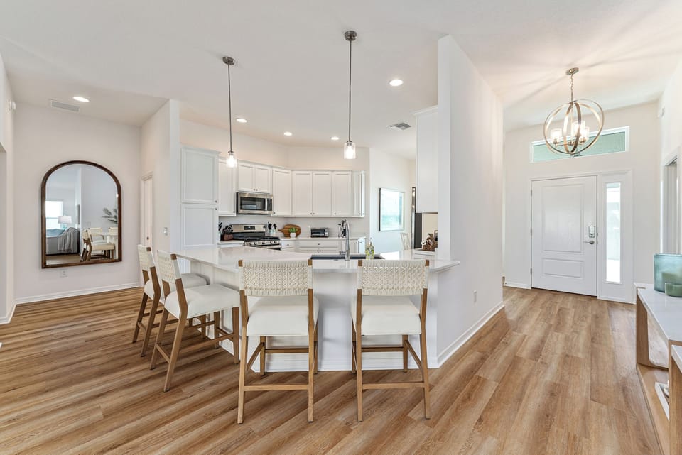 Breakfast bar in the kitchen, seats 4
