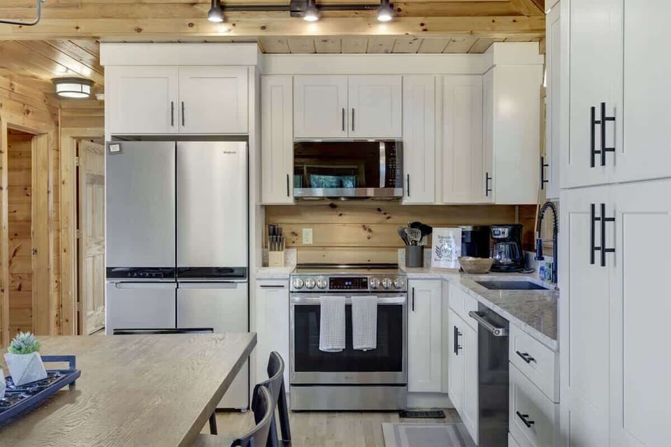 KITCHEN w/ELECTRIC COOKTOP & FRENCH 4-DOOR FRIDGE