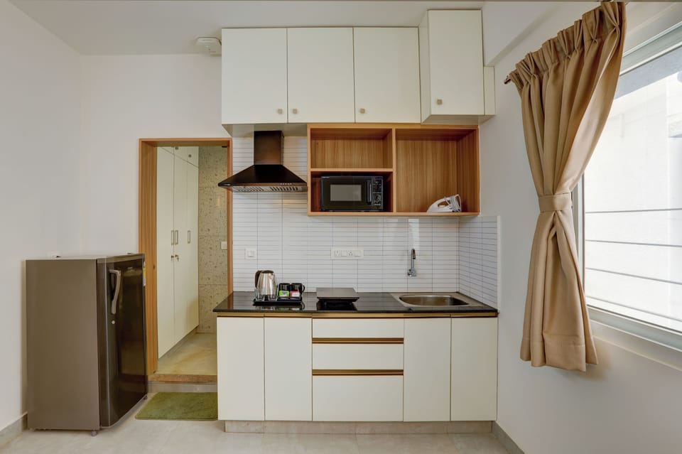 Deluxe Twin Room | Private kitchenette | Fridge, microwave, oven, electric kettle