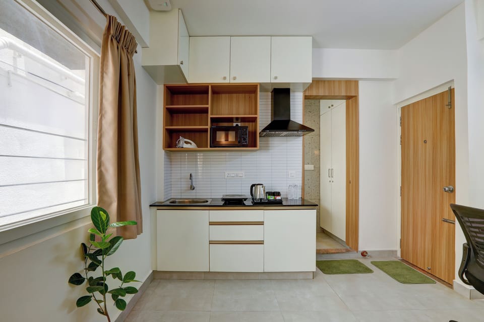 Deluxe Suite | Private kitchen | Fridge, microwave, oven, electric kettle