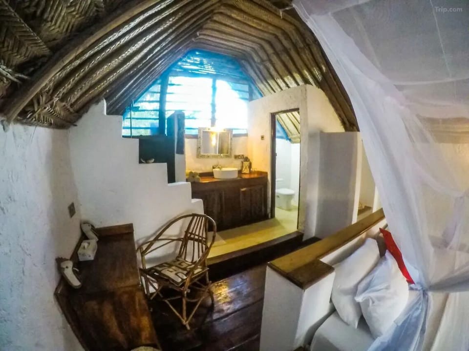 Superior Single Room | Bathroom | Towels, soap, shampoo, toilet paper