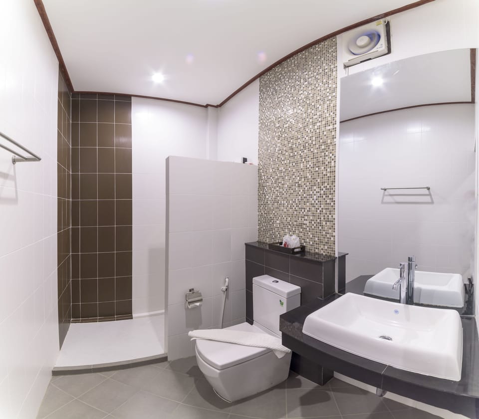 Standard Room | Bathroom | Shower, free toiletries, hair dryer, towels