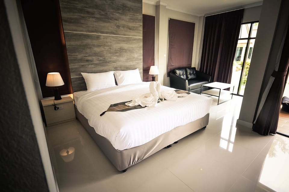Villa | Desk, blackout drapes, cribs/infant beds, rollaway beds