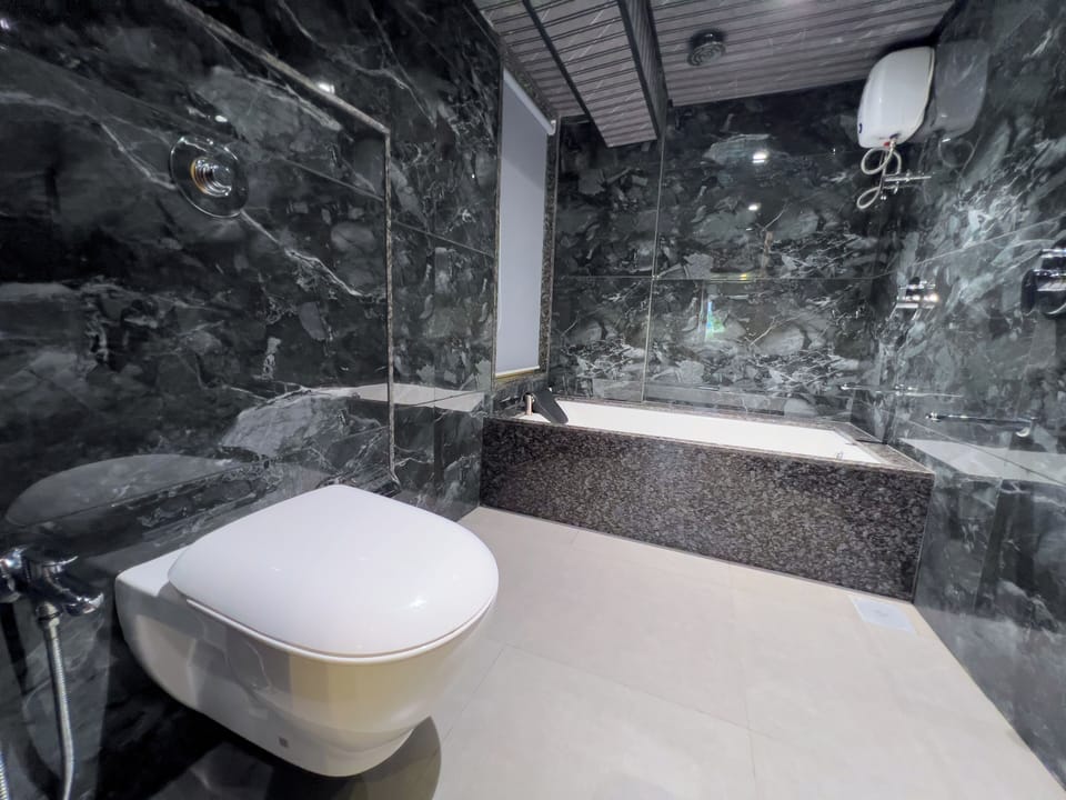 Executive Double Room | Bathroom | Free toiletries