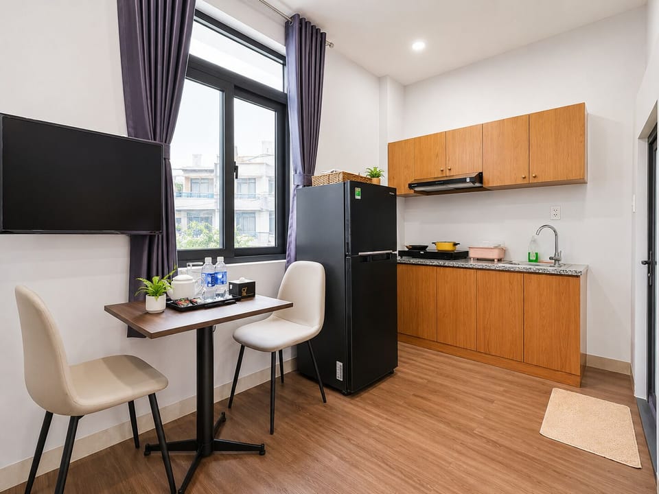 Standard Double Room | Private kitchen | Fridge, stovetop, cookware/dishes/utensils, spices