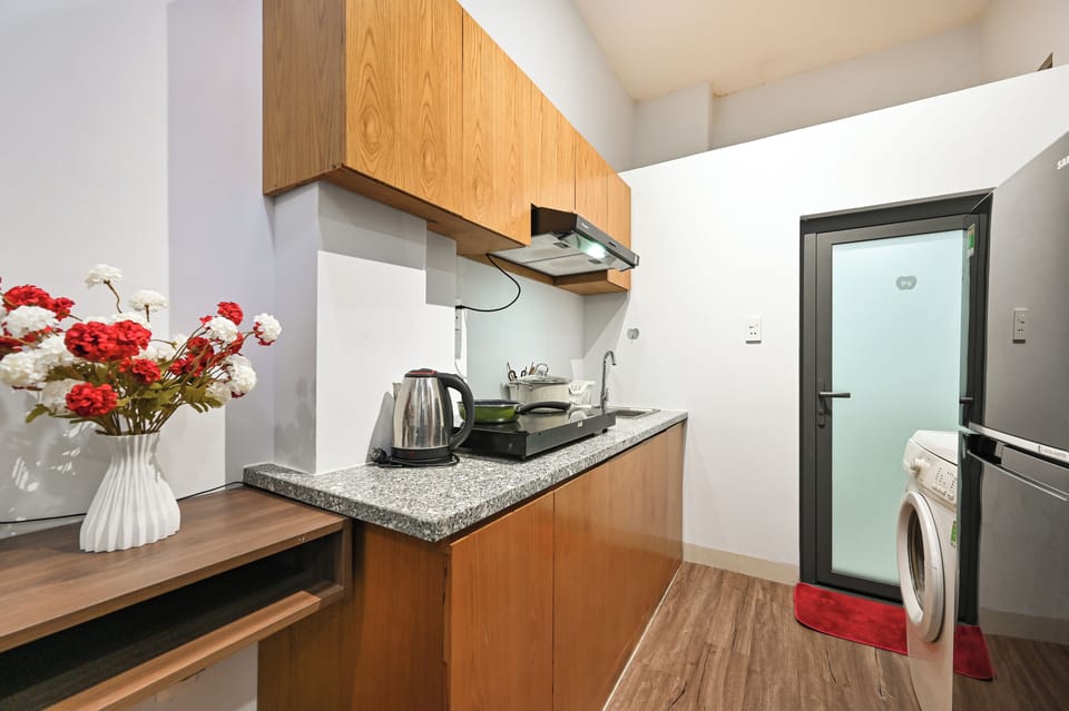 Deluxe Double Room | Private kitchen | Fridge, stovetop, cookware/dishes/utensils, spices