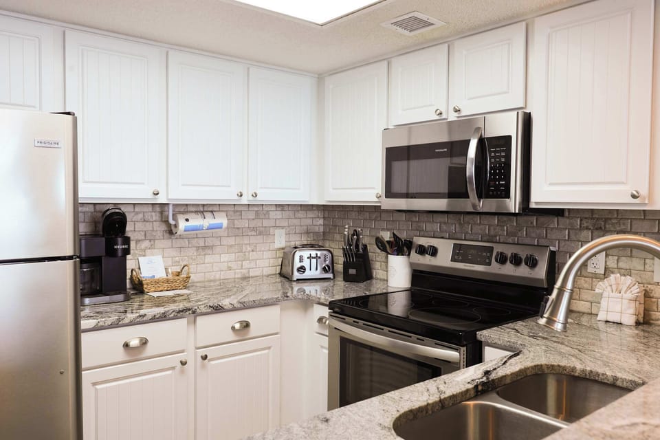 Cook up coastal flavors in this fully equipped, modern kitchen! Featuring granite countertops, stainless steel appliances, and all the essentials—perfect for families, foodies, and extended stays at the beach.