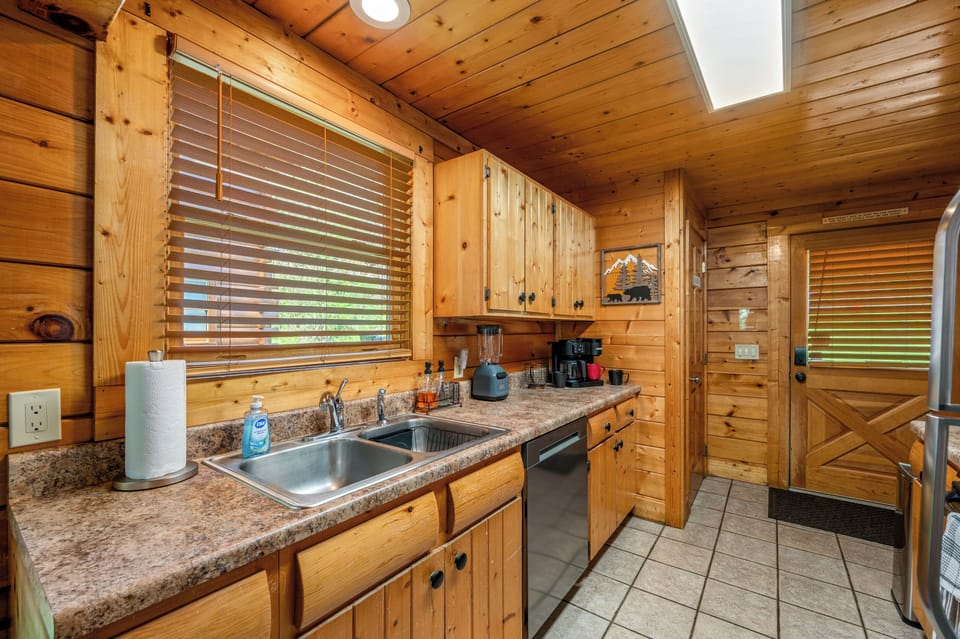 Easy access to the kitchen as you enter the cabin, drop off your groceries!