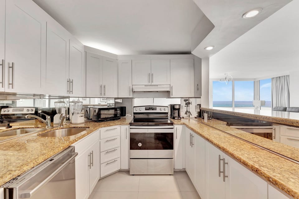 Full kitchen (refrigerator, stove, microwave, etc.)