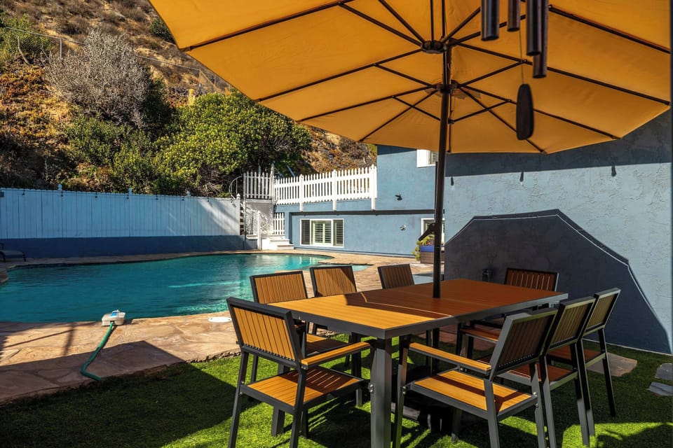 Back yard (dining table, BBQ, pool)