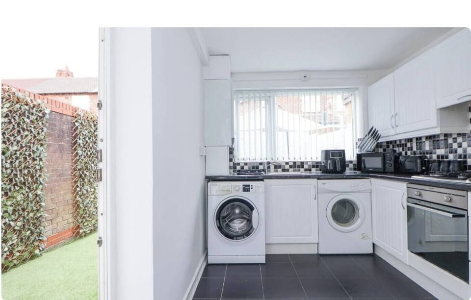 Prestige kitchen with a sneak preview of the back garden