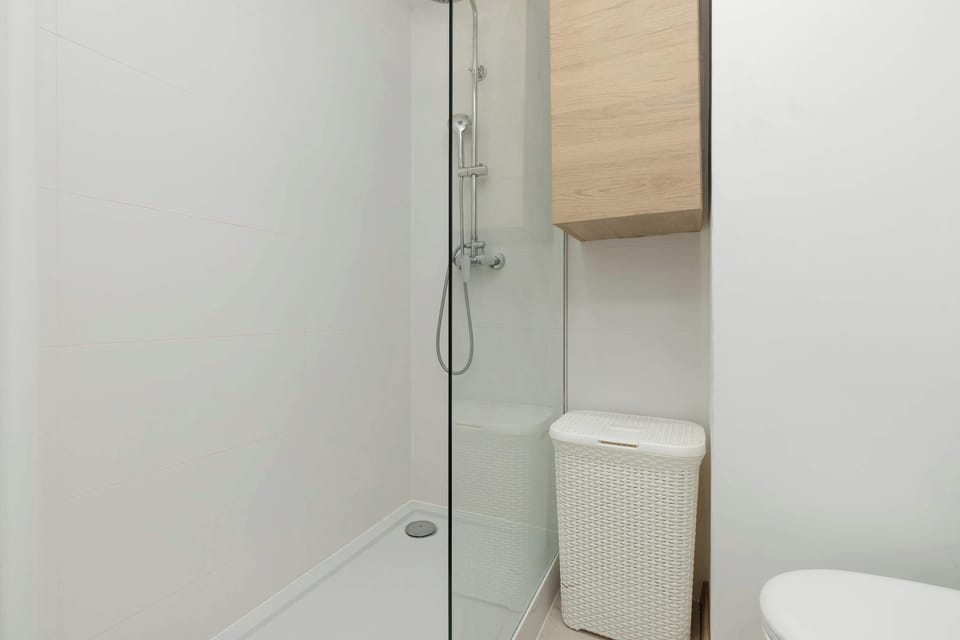 Bathroom with shower – Clean and functional design.