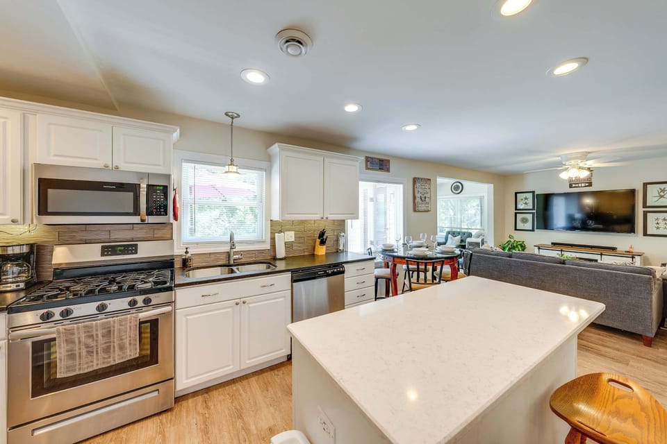 House, Multiple Beds, Patio, Garden View (Lakeview Lodge) | Private kitchen | Fridge, microwave, oven, stovetop