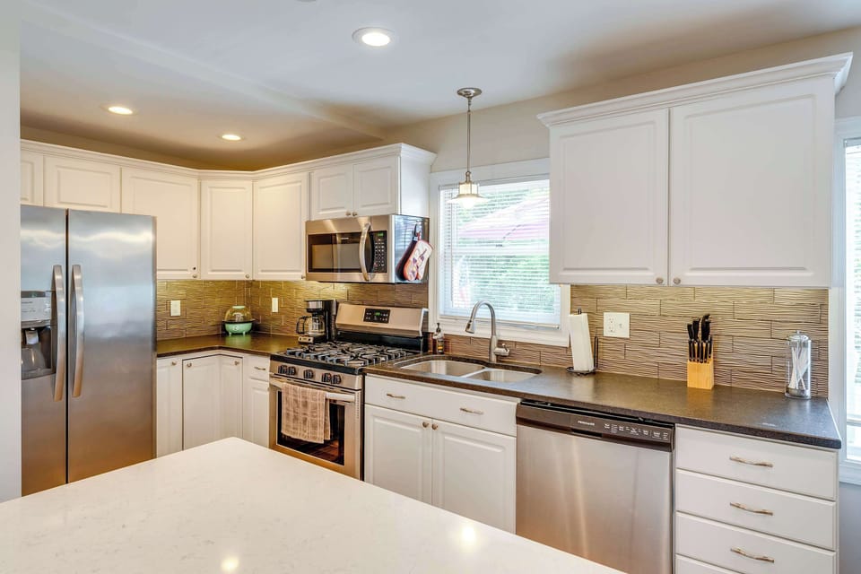 House, Multiple Beds, Patio, Garden View (Lakeview Lodge) | Private kitchen | Fridge, microwave, oven, stovetop