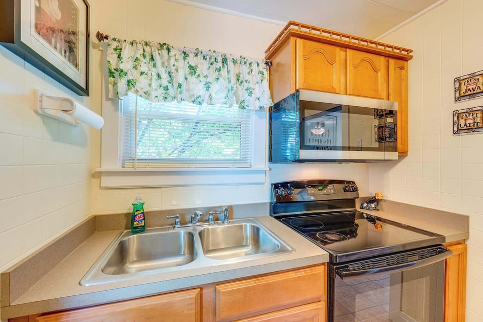 House, Multiple Beds, Patio, Garden View (Como Cottage) | Private kitchen | Fridge, microwave, oven, stovetop