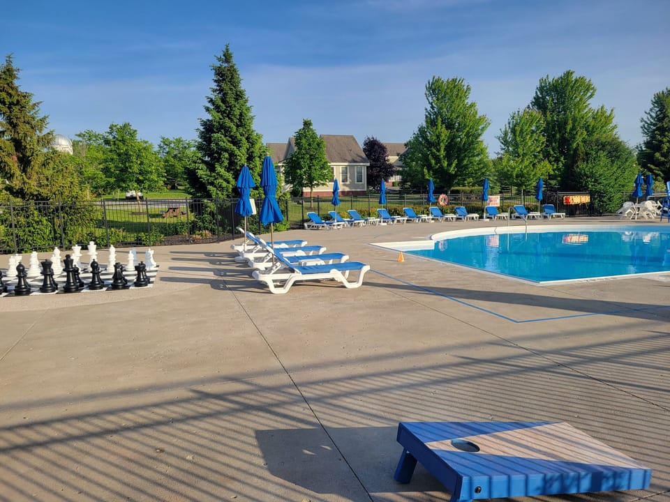 Family pool and amenities 4 min walk from the cottage