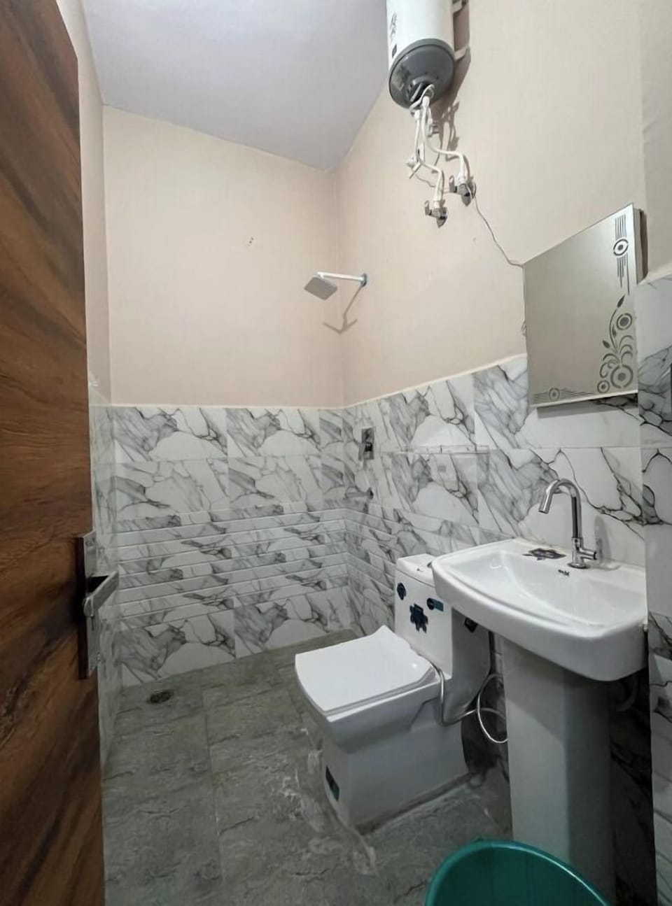 Shower, free toiletries